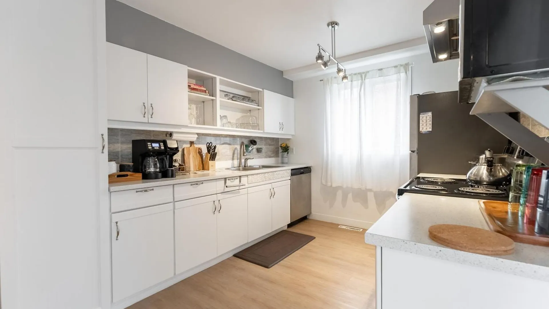 Comfortable Spacious House With Parking Brossard Apartment