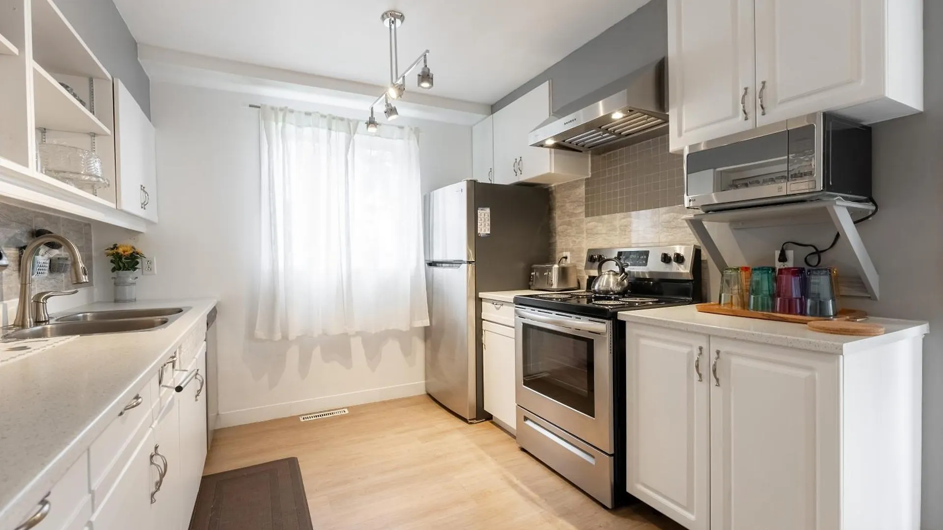 Comfortable Spacious House With Parking Brossard Canada
