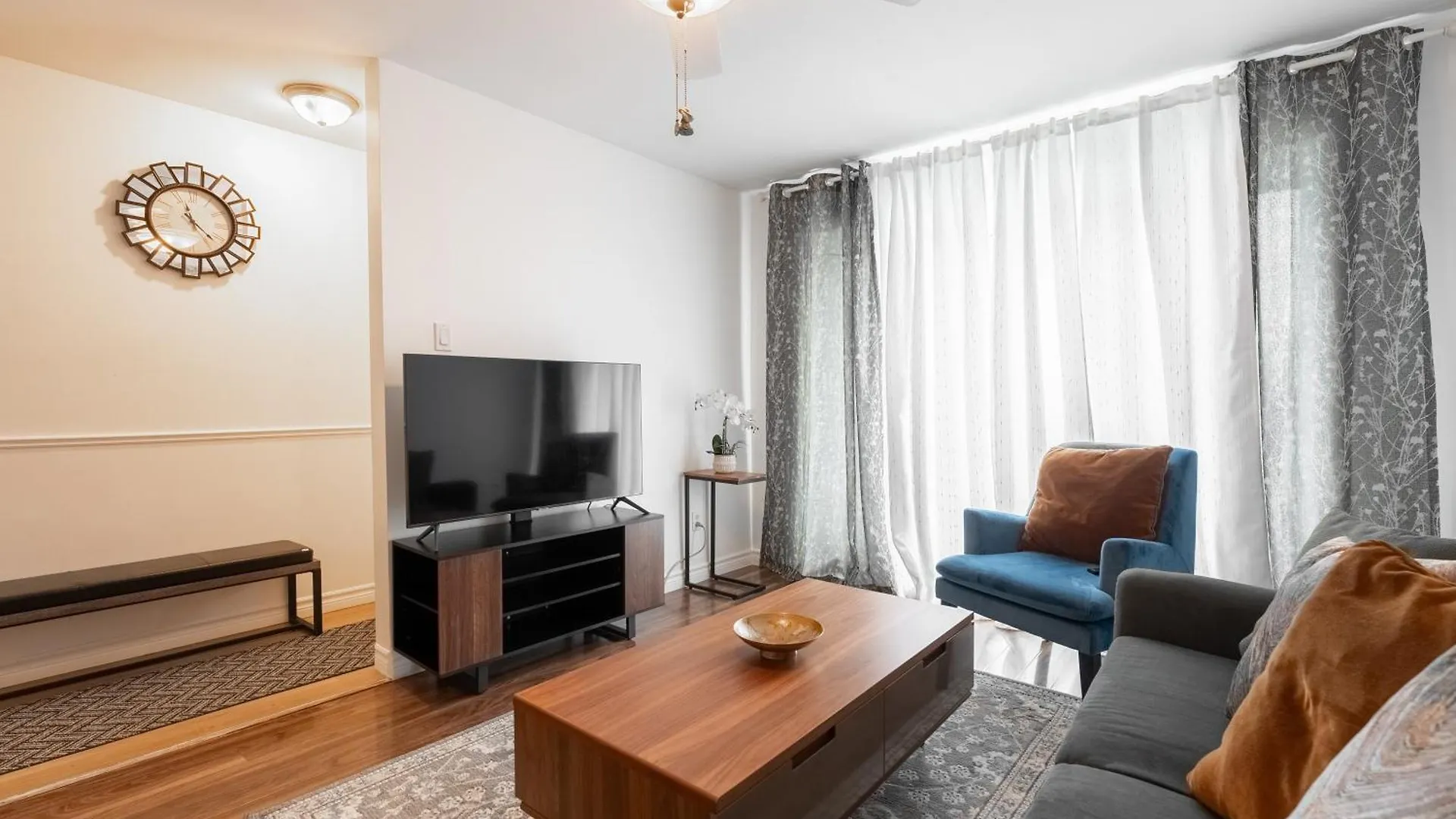 Comfortable Spacious House With Parking Brossard 0*,