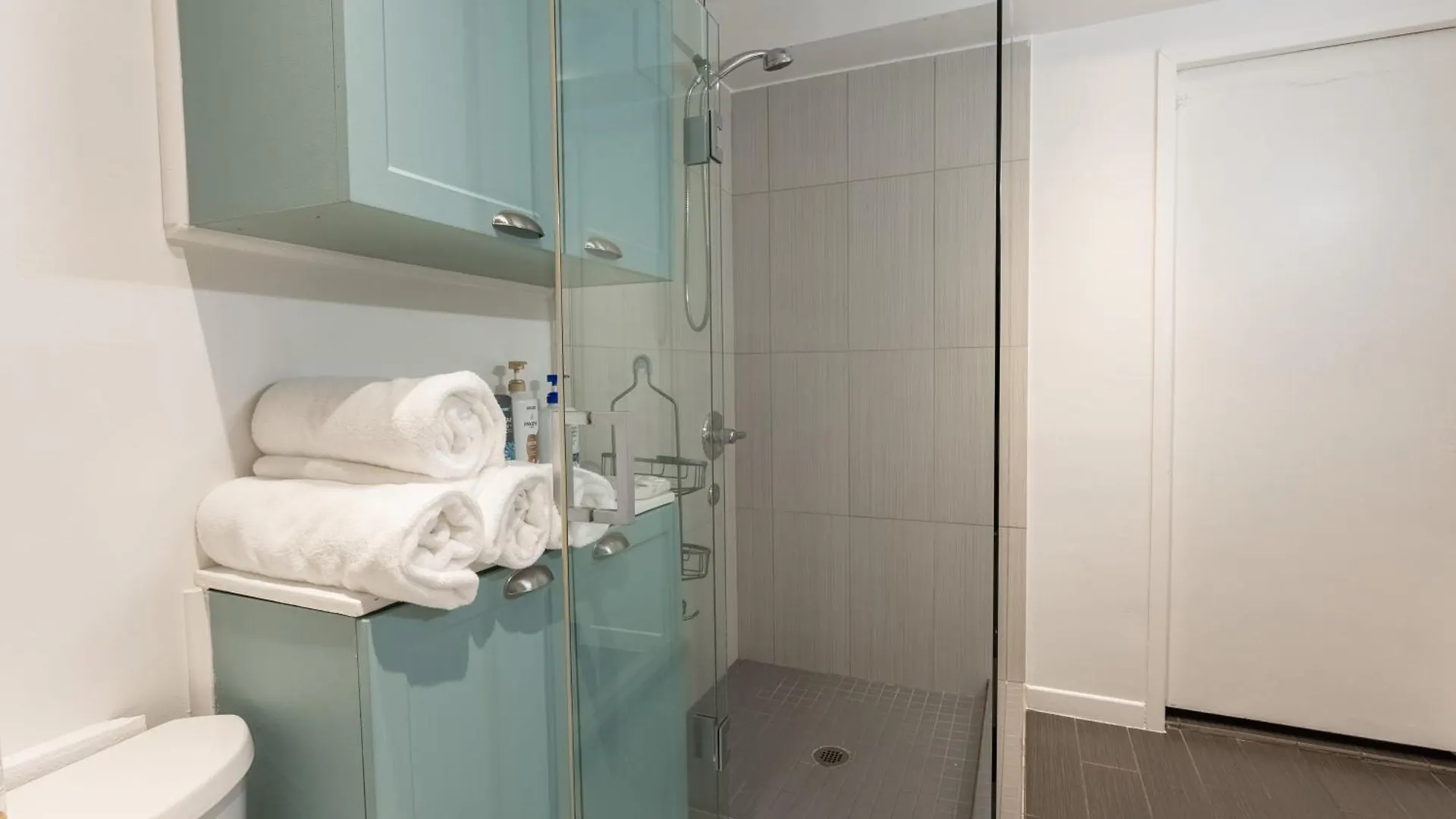 Comfortable Spacious House With Parking Brossard 0*,