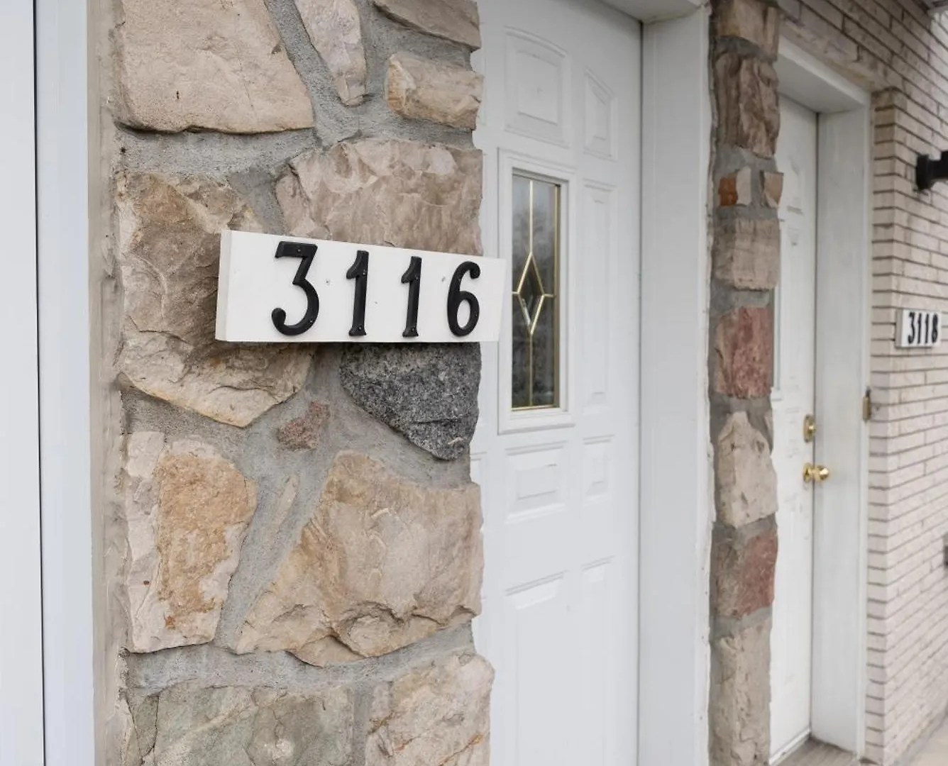 Comfortable Spacious House With Parking Brossard Canada