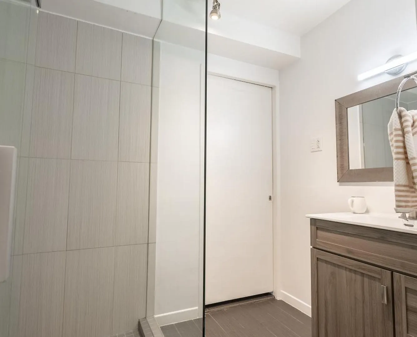 Comfortable Spacious House With Parking Brossard Apartment