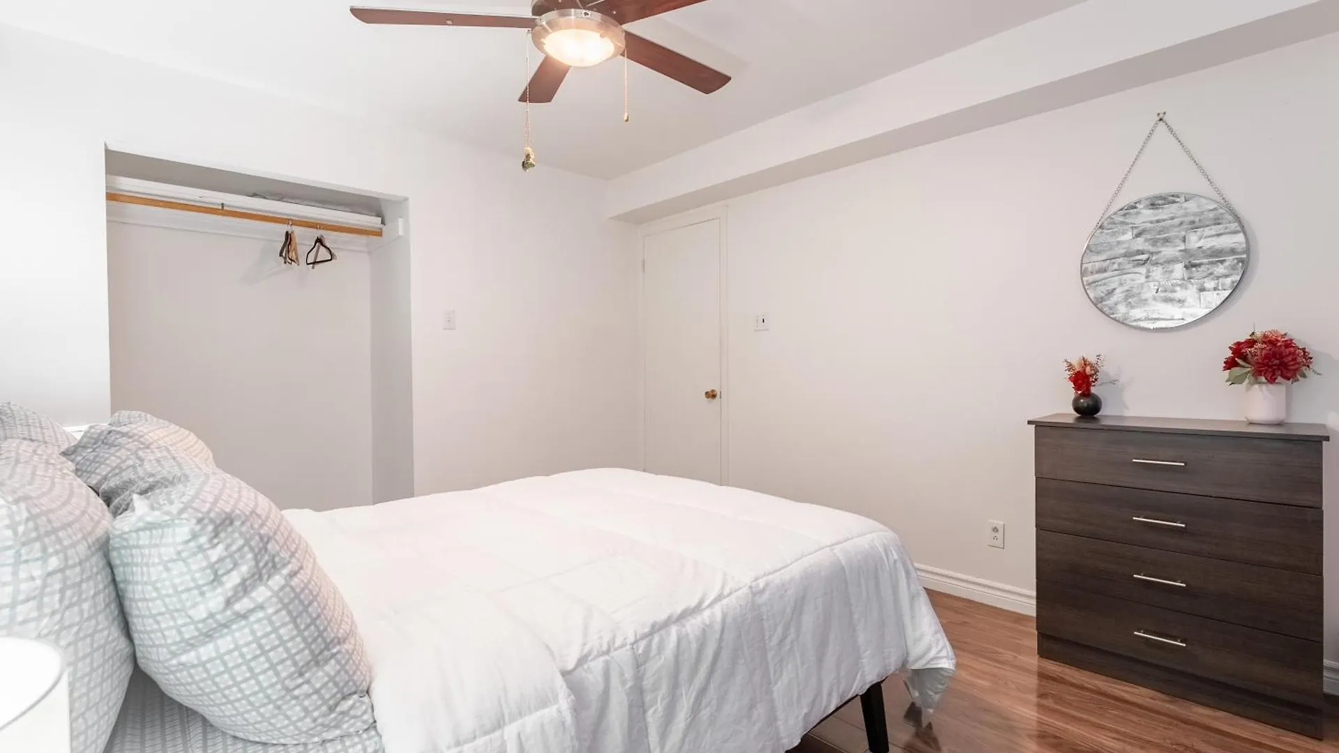 Comfortable Spacious House With Parking Brossard Apartment