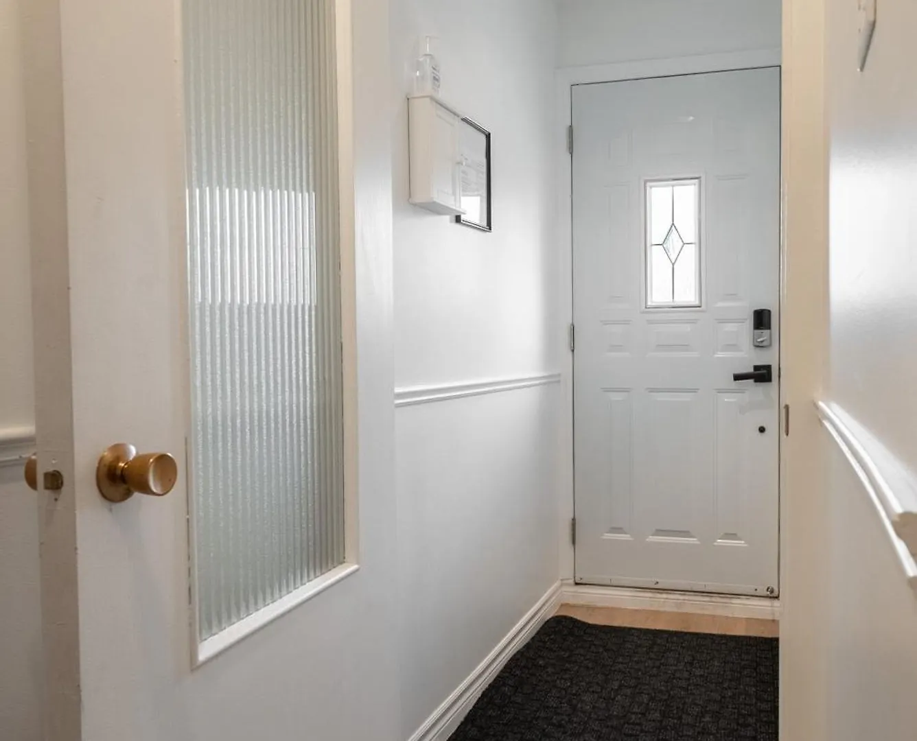 Comfortable Spacious House With Parking Brossard